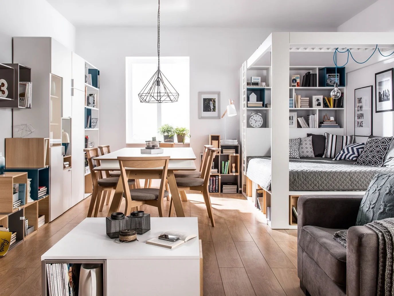 Wielofunkcyjny salon z jadalnią i strefą sypialnianą